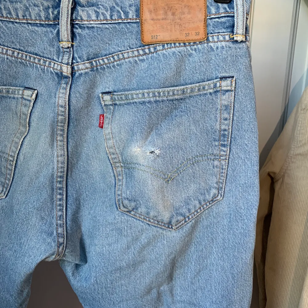 Levis 512” W32 L32. Väl använda, hål i höger bakficka. För små för mig idag. Startpris 200kr, pris kan diskuteras. Jeans & Byxor.