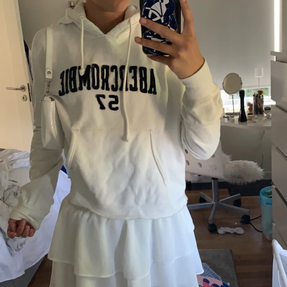 Snygg vit hoodie från abercrombie & fitch, storlek XS, säljer för 100 + frakt💕💕. Hoodies.