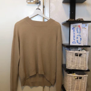 & Other Stories  - En beige långärmad tröja från & other Stories. Lite använd men inte så värst! 