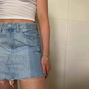  - Denim skirt från Cubus. Jätte fina slitningar nertill men kommer inte så mycket till användning😌
