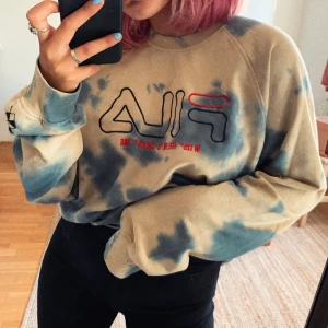 Sweatshirt från Fila Strl. M - Fin tiedye sweatshirt som tyvärr aldrig kommer till användning, väldigt skön och skicket är super! 
