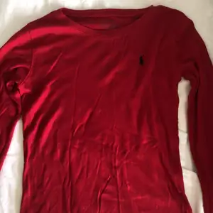 En jättfin röd långärmad tröja ifrån polo Ralph Lauren. Skulle säga att den passar en xs-s. Använd Max 3 ggr