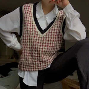 Blus!  - Sååå fin blus med blommönster på kragen!!! Köpt second hand men kommer aldrig t användning 😢 Samfraktar så kika in på min profil om du hittar ngt mer!! Kör vanliga postnord 60kr frakt! 