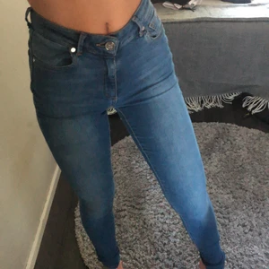 Jeans - Blåa jeans från bikbok i storlek xs lite för långa på mig men annars super sköna och fina pris går att diskutera