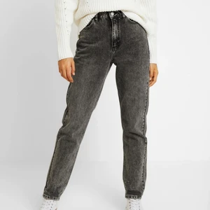 Jeans topshop  - Säljer ett par nästan helt nya jeans från topshop⚡️⚡️ Säljer pga att jag knappt använder dom. Köptes för 450kr men säljer nu för 100kr+frakt 💞💓 innerbenslängd 79 cm (lite små i storleken)💫 
