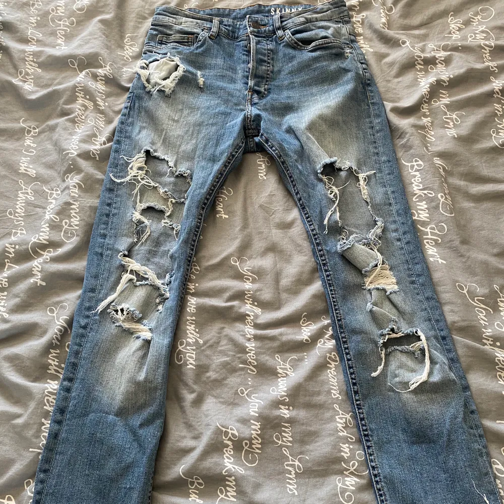 Jeans från h&m, från herravdelningen men funkar till tjej också såklart! Fint skick! Frakt 63kr. Jeans & Byxor.