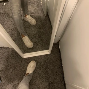 Gråa jeans med slits - Gråa jeans ifrån vero Moda där jag gjort en egen slits. Kontakta för mer bilder❤️  jag har normalt storlek 36/38 på jeans.