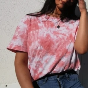 Rosa tie dye t-shirt - Rosa onesize tie dye t-shirt, säljs oanvänd då jag gör den efter beställning. Finns också blå, grön och lila. 