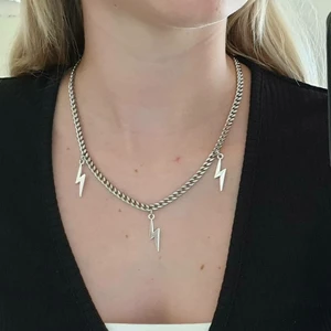 Blixthalsband med 3 blixtrar - JUST NU 20% PÅ ALLT. Säljer detta supercoola, väldigt trendiga blixthalsband. Halsbandet är helt handgjort av mig själv. Förutom priset på 109kr medföljer även en frakt på 11kr. Kolla gärna in min instagram @angeljwlry för fler smycken och erbjudanden! <3