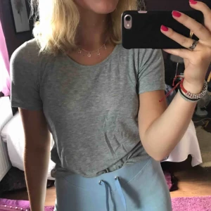 grå t-shirt - skönast t-shirten från monki🤩🤩 säljes för 50kr + frakt