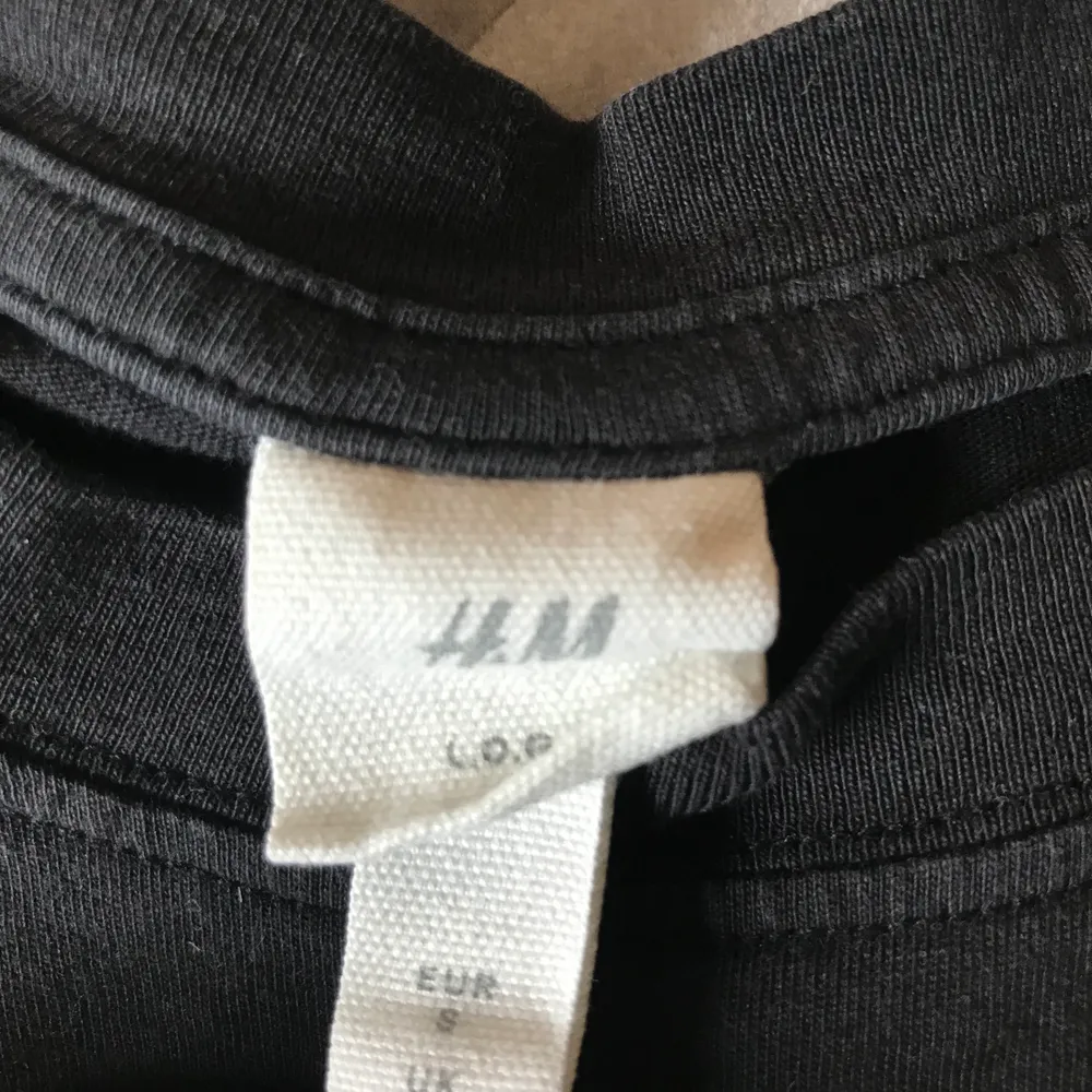 T-shorts från herravdelningen på H&M. Storlek S men ganska oversized. Köpte för 149 och säljer för 70 + frakt (kan förhandla om priset inte passar). Använd ganska många gånger men inget som syns(:. T-shirts.