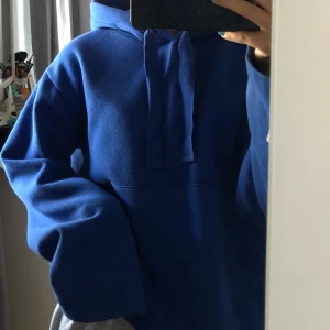 Hoodie - Jättesöt blå hoodie perfekt till sommarkvällar eller nu till höst! Hoodien går inte att få tag på någonstans då den inte finns kvar längre💙