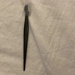 Ögonbrynskniv  - Ögonbrynskniv Aldrig använd 10kr + frakt på 11kr.