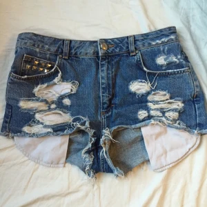  - Högmidjade shorts från bikbok!