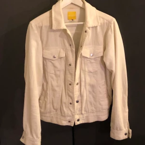 Manchesterjacka - -Manchesterjacka från Carlings.                        -Storlek Small                                                                -Skick 9/10 - enstaka lös tråd.                            Fräsch.