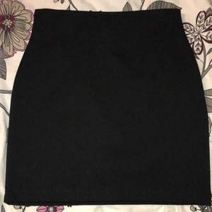 Kort kroppsnära kjol som är från Cubus. Aldrig använd för den e för liten. Nypris 100kr ca och säljer den för 40 inklusive frakt:)