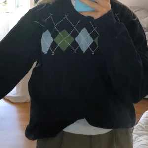 Trendig stickad tröja i super bra skick - Super fin stickad tröja i storlek L men passar mig som är xs/s. Frakten tillkommer😊 bud på 140