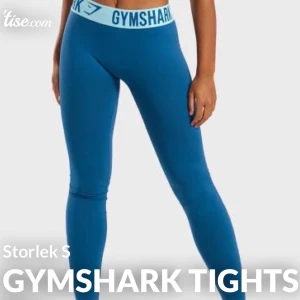 Gymshark  - Gymshark träningstights i modellen ”fit” . Supersköna!! Använd ett fåtal gånger då jag skulle behöva en mindre storlek. Dessa är i S. Om du vill ha fler bilder är det bara att höra av dig! Frakt tillkommer