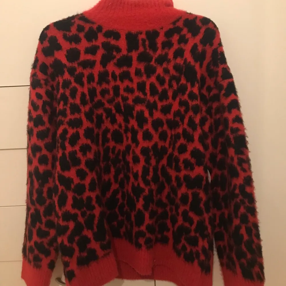 En rosa oversized Leo sweater, oanvänd från NAKD. Storlek XL men skulle också passa en mindre storlek. Köparen står för frakten, kan även mötas i Stockholm och Uppsala.. Stickat.
