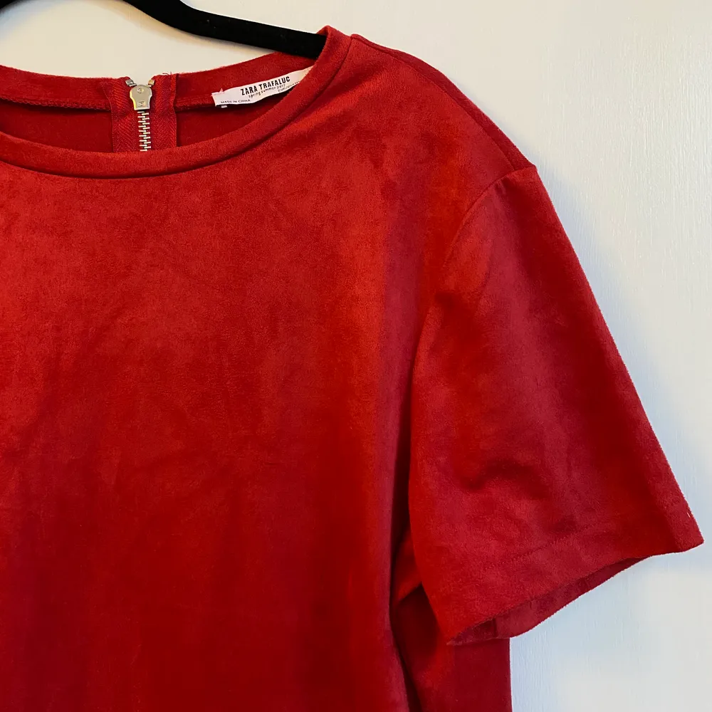 Röd klänning i mockaimitation från Zara. Frakt tillkommer. Klänningar.