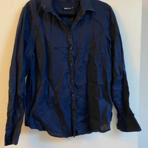 Linnéskjorta - Blå linnéskjorta från Gina tricot. (Behöver strykas). Frakt tillkommer