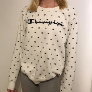 Champion sweatshirt  - Har använts ett få gånger och är i bra skick 💕 Skit skön och passar XS-M🤩 Buda 