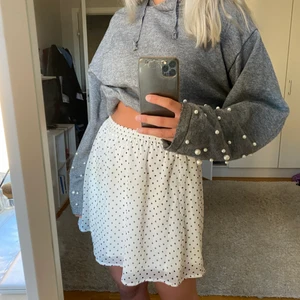 PRICKIG KJOL - Vit prickig kjol, säljs inte längre. Passar xs-s.