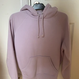 Pastellila hoodie  - Finastw hoodien ifrån Bikbok. I strl Xs men säljer då jag föredrar att ha oversized, sitter perfekt om man inte vill ha oversized. Enbart använd fåtal ggr. Köpare står för frakt. 