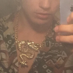 Fetaste halsbandet hittils! - Nämen titta vad jag hittade när jag rensade smyckes skrinet! Den är från 2011 så retro som FAN (ironi). nej men ärligt skulle vara så skysst på nån med 90 tals still eller så! Kan mötas på söder men annars står köparen för frakt (förlåt)😁😁😁😁😁😁