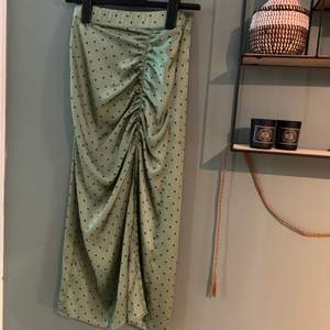 Grön prickig kjol från Zara! Super skönt tunt material perfekt till sommaren! Aldrig använd!🥰  170kr eller högsta bud!✨