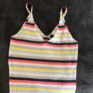 Randig topp - Använt denna nån gång men är fortfarande i super bra skick, i stretchigt material och är i storlek S. Skriv för fler bilder💛