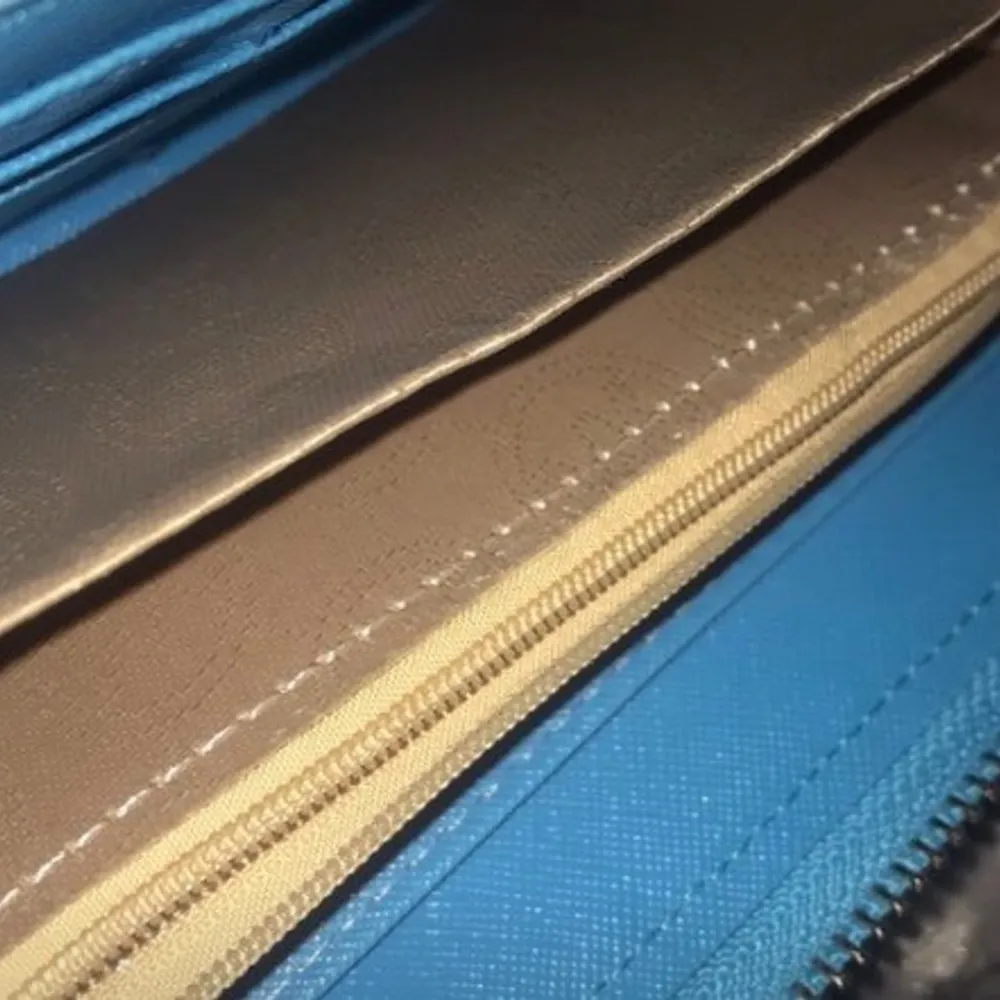 En fin liten blå väska, som tyvärr inte kommer till användning. Den blå färgen varierar beroende på ljuset🦋💓⚡️🤍. Väskor.