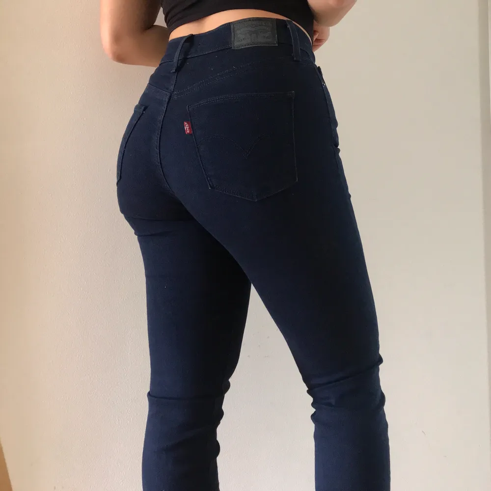 Snygga nästan oanvända jeans från Levis i storlek W 27. Längden passar bra på mig som är 165 cm. Pris kan diskuteras! 🌸. Jeans & Byxor.
