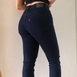 Snygga nästan oanvända jeans från Levis i storlek W 27. Längden passar bra på mig som är 165 cm. Pris kan diskuteras! 🌸
