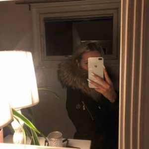 - Hollis jacka, använd 1 vinter, äkta päls🥰
