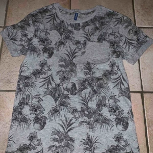  - T-shirt med coola tryck från H&M i storlek S. Säljs pga används inte längre. Kan mötas upp i Stockholm annars står köpare för frakt! 