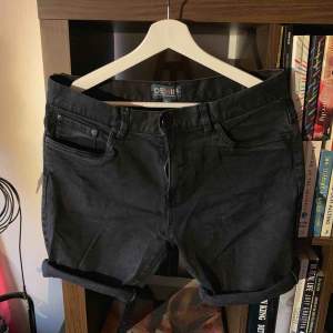 Svarta jeansshorts från DENIM i storlek 30. Säljs pga är för små för mig. Kan mötas upp i Stockholm annars står köpare för frakt.  Vill bli av med så pris kan diskuteras. 