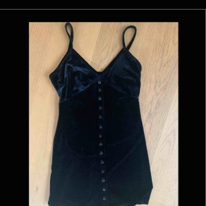  - Finaste klänningen i velourmaterial. Storlek small/36. Köpt vintage men kommer från något fransk märke:) går ner till låren men är inte för kort (beroende på hur lång du är ofc) men så är det för mig och jag är 171cm! 