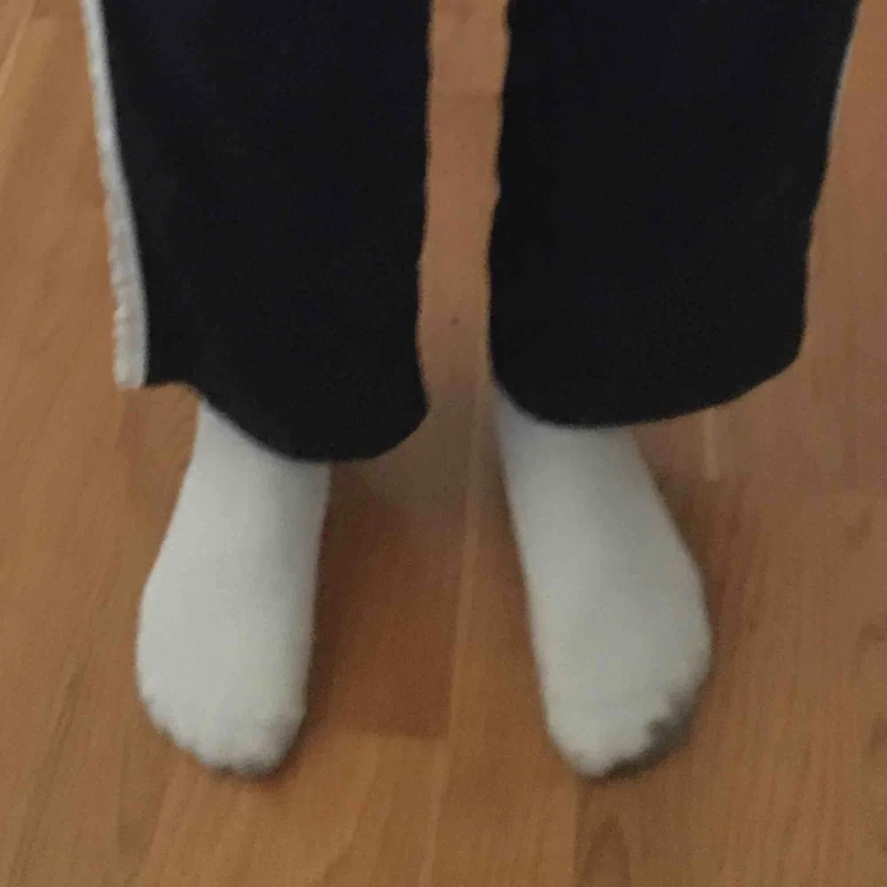 mörkblåa ”raka” kostymbyxor med ett vitt sträck längst benen!! Säljs pga att de är för små och inte riktigt min stil🥺 Byxorna är i asbra skick eftersom att jag knappt använt dem;( Frakten står köpare för☄️. Jeans & Byxor.