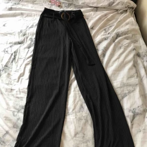  - Ribbade vida byxor med tillhörande skärp, oanvända med lappen kvar! Relativt långa i benen, passar mig som är 171