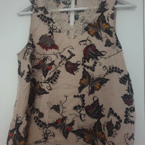  - Härligt mönstrad topp/Linne från vero moda. Spets fram till.Knapp bak till. Färg:Beige Storlek: S Köparen betalar frakten. Samfraktar med mina andra kläder. Har swich.
