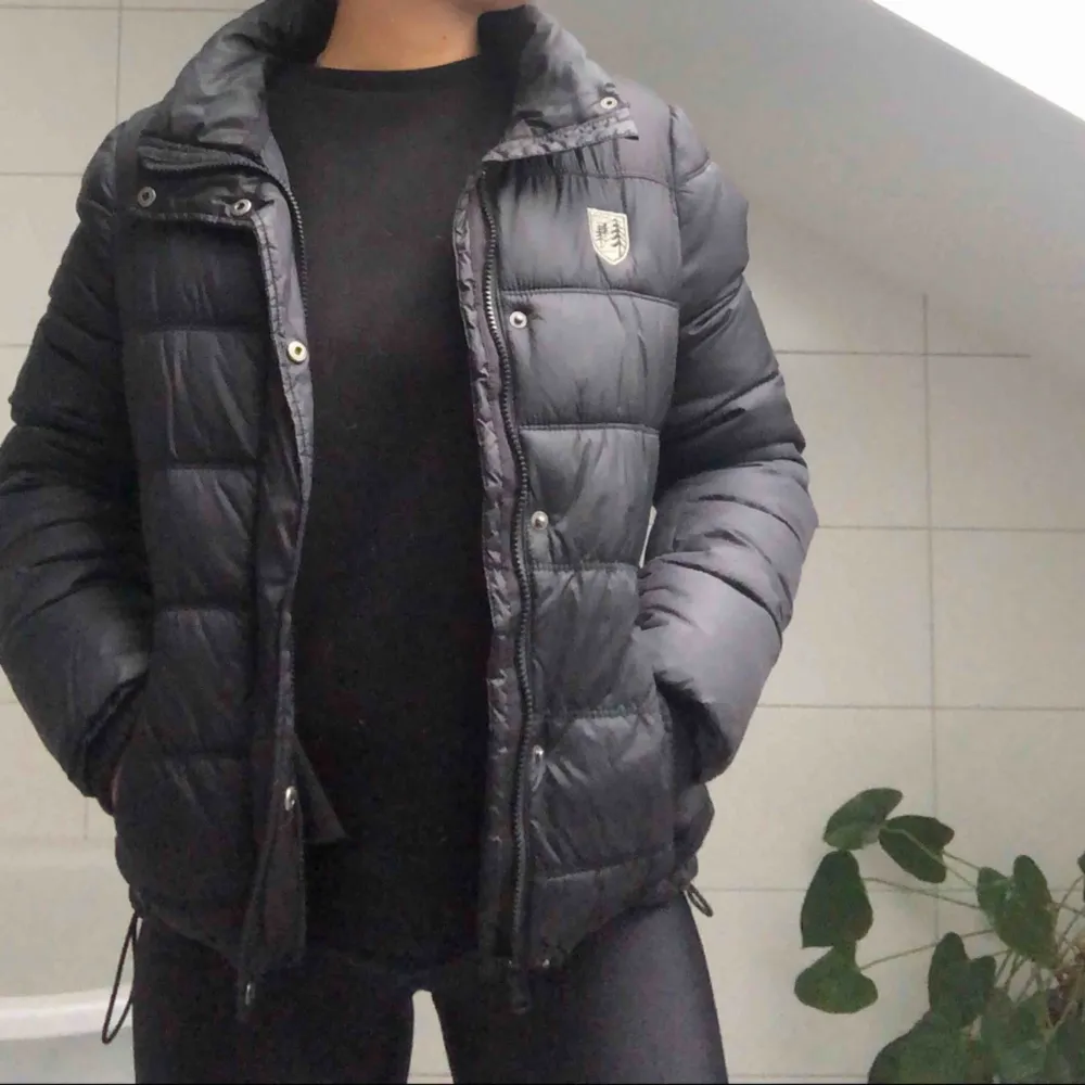 En svart fodrad vinterjacka från American Eagle Outfitters. Jätteskön och snygg jacka som passar perfekt till Sveriges vintermånader. . Jackor.