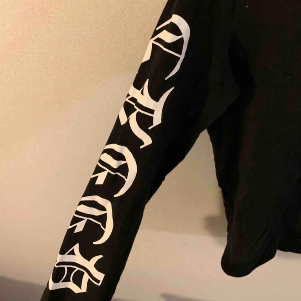 Basic svart sweatshirt med snygg text på ärmarna! Frakt tillkommer✅. Tröjor & Koftor.