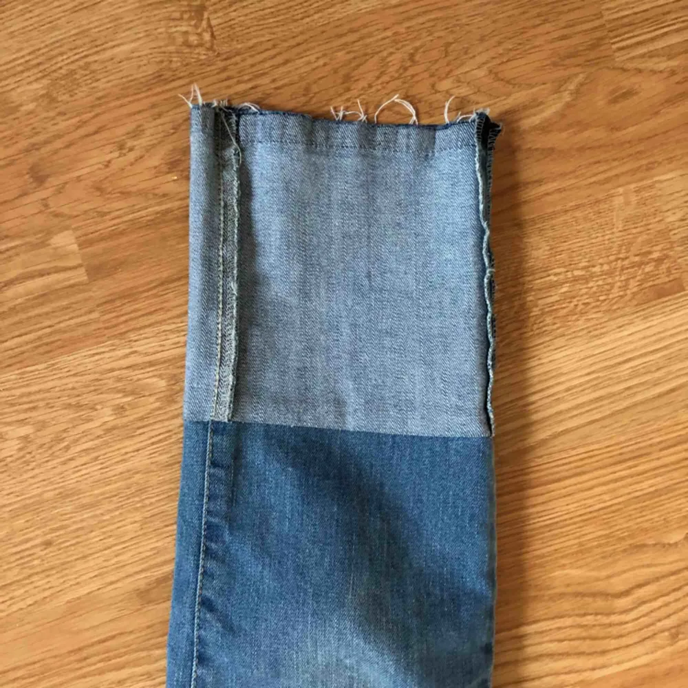 Supersnygga(!!) jeans med detalj nertill. Storlek 36. Ganska stretchiga. Bra skick! Köpare står för frakt🥰. Jeans & Byxor.