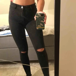 - Från: Zara Jeans i sliten tvätt med hål på båda knän & slitningar där nere. Sitter grymt bra och är stretchiga!!!  (Jag har vanligtvis storlek XS/36 och är 160 cm.)  Möts upp i Linköping/ fraktar
