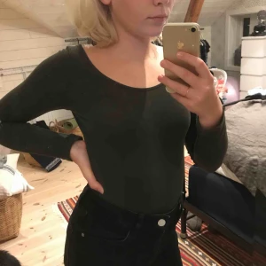  - Jag säljer en mörkgrön body från H&M Storlek XS men passar även S  80kr+frakt💚💚 (Tvättas innan den skickas) Pris kan diskuteras