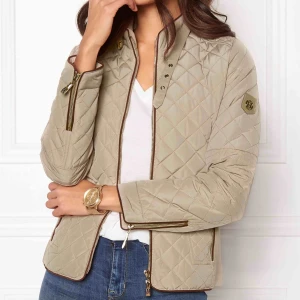  - Jättefin holliesjacka i nyskick.  Sparsamt använd.  Nypris 1599kr  Frakt ingår inte i priset.  Vid snabb affär kan pris diskuteras. 