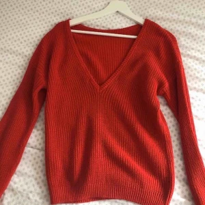  - Stickad v-ringad tröja från Nakd. Endast använd 1gång. Sjukttmysig och fin på.