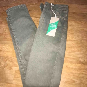  - Jätte snygga Jeans från ginatricot! Helt oanvända men har testat de en gång hemma! De sitter jätte snyggt på mig men ligger bara i garderoben!  De kostade 399innan!Har ni frågor eller liknade på är det bara att skriva till mig! Frakten står kunden för!😊