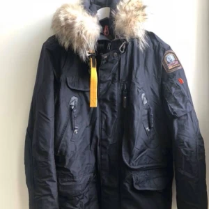  - Parajumper herrmodell storlek XL, passar även L. Väldigt bra skick.